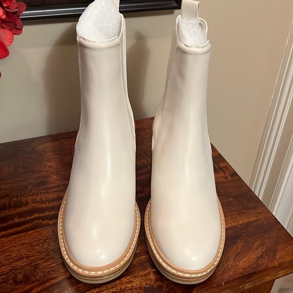 Steve Madden Cabell Bootie in Bone, Size 7 - Picture 5 of 16